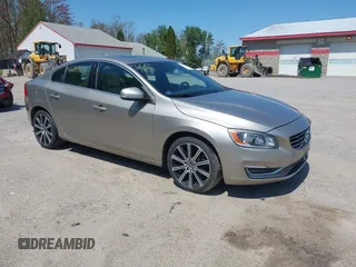 2015 Volvo S60 T5 Drive-E Premier z VIN YV126MFB8F2302747, wystawiony jako IAAI lot #42247878 z przebiegiem 95 591 mil mil oraz . Historia ofert i sprzedaży dostępna na DreamBid. Obrazek 1.