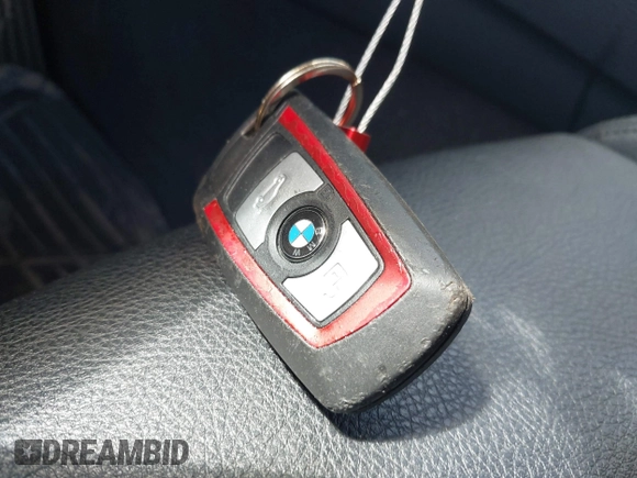 2015 BMW 3 Series 328i xDrive с VIN WBA3B5G55FNS18689, выставлен на аукционе IAAI как лот 42188139 с пробегом 90 612 миль миль и . История ставок и продаж доступна на DreamBid. Изображение 11.