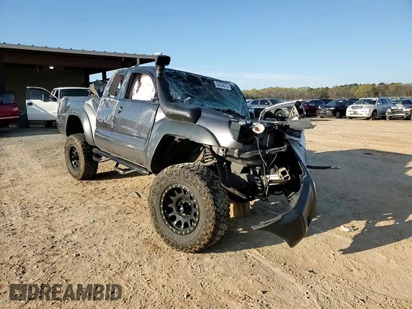 2015 Toyota Tacoma z VIN 5TFUX4EN6FX030970, wystawiony jako Copart lot #50354015 z przebiegiem Nie podano mil oraz Szkoda całkowita • Salvage title. Historia ofert i sprzedaży dostępna na DreamBid. Obrazek 11.