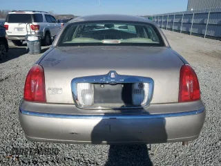 1999 Lincoln Town Car Signature z VIN 1LNHM82W3XY689627, wystawiony jako Copart lot #86387904 z przebiegiem Nie podano mil oraz Szkody całkowita. Historia ofert i sprzedaży dostępna na DreamBid. Obrazek 6.
