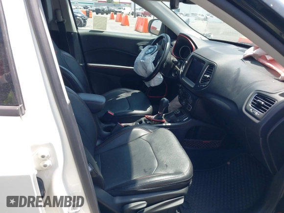 2020 Jeep Compass Trailhawk z VIN 3C4NJDDB5LT248662, wystawiony jako IAAI lot #42574553 z przebiegiem 28 118 mil mil oraz . Historia ofert i sprzedaży dostępna na DreamBid. Obrazek 5.