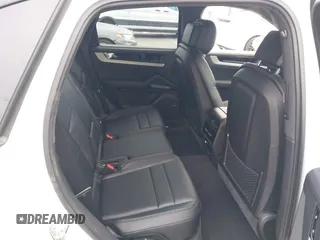 2024 Porsche Cayenne z VIN WP1AA2AY6RDA14314, wystawiony jako IAAI lot #42439986 z przebiegiem 3 212 mil mil oraz . Historia ofert i sprzedaży dostępna na DreamBid. Obrazek 8.