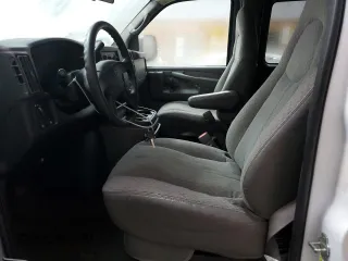 2006 Chevrolet Express Passenger z VIN 1GAHG35U061177638, wystawiony jako Copart lot #83433844 z przebiegiem 115 434 mil mil oraz Czysty tytuł • Clean title. Historia ofert i sprzedaży dostępna na DreamBid. Obrazek 7.