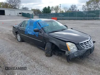 2009 Cadillac DTS 1SA z VIN 1G6KD57Y79U104726, wystawiony jako IAAI lot #40795419 z przebiegiem 120 559 mil mil oraz . Historia ofert i sprzedaży dostępna na DreamBid. Obrazek 1.
