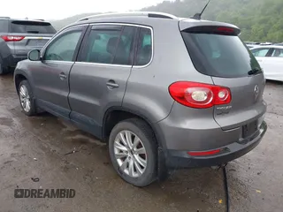 2010 Volkswagen Tiguan Wolfsburg Edition z VIN WVGBV7AX3AW511601, wystawiony jako IAAI lot #42306282 z przebiegiem 126 926 mil mil oraz . Historia ofert i sprzedaży dostępna na DreamBid. Obrazek 3.