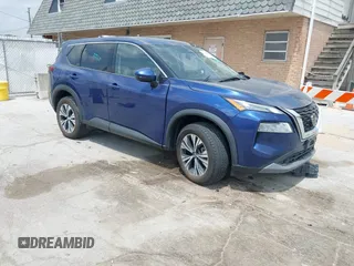2021 Nissan Rogue SV z VIN 5N1AT3BBXMC770640, wystawiony jako IAAI lot #42209740 z przebiegiem 76 730 mil mil oraz . Historia ofert i sprzedaży dostępna na DreamBid. Obrazek 1.