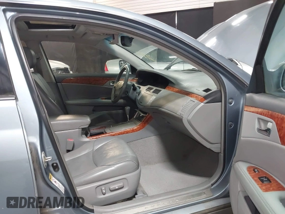 2007 Toyota Avalon XL z VIN 4T1BK36B17U189303, wystawiony jako IAAI lot #41614917 z przebiegiem 238 114 mil mil oraz . Historia ofert i sprzedaży dostępna na DreamBid. Obrazek 5.