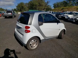 2012 Smart fortwo Pure z VIN WMEEJ3BA1CK577558, wystawiony jako Copart lot #39598584 z przebiegiem Nie podano mil oraz Szkody całkowita. Historia ofert i sprzedaży dostępna na DreamBid. Obrazek 3.
