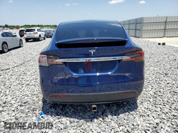 2016 Tesla Model X 70D z VIN 5YJXCAE29GF001522, wystawiony jako Copart lot #56571115 z przebiegiem 129 924 mil mil oraz Szkody całkowita. Historia ofert i sprzedaży dostępna na DreamBid. Obrazek 6.