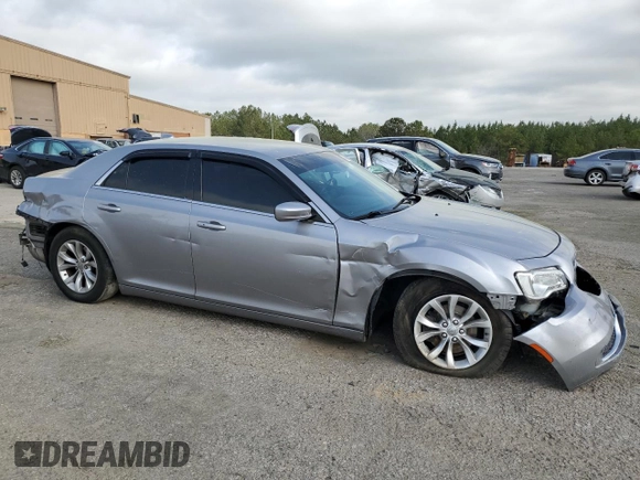 2015 Chrysler 300 Limited z VIN 2C3CCAAG6FH769231, wystawiony jako Copart lot #49847885 z przebiegiem 143 493 mil mil oraz Szkoda całkowita • Salvage title. Historia ofert i sprzedaży dostępna na DreamBid. Obrazek 4.