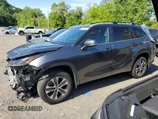 2024 Toyota Highlander LE z VIN 5TDKDRBH6RS563939, wystawiony jako Copart lot #57876085 z przebiegiem 3 231 mil mil oraz Szkoda całkowita • Salvage title. Historia ofert i sprzedaży dostępna na DreamBid. Obrazek 1.