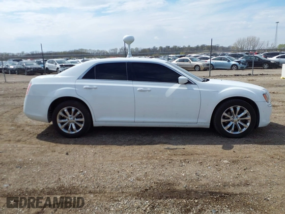 2013 Chrysler 300 S Glacier z VIN 2C3CCAGG1DH739509, wystawiony jako IAAI lot #42016876 z przebiegiem 227 015 mil mil oraz . Historia ofert i sprzedaży dostępna na DreamBid. Obrazek 13.