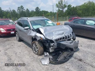 2019 Jeep Cherokee Latitude Plus z VIN 1C4PJLLB3KD184842, wystawiony jako IAAI lot #42389142 z przebiegiem 123 324 mil mil oraz . Historia ofert i sprzedaży dostępna na DreamBid. Obrazek 1.