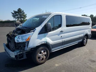 2018 Ford Transit Passenger XL z VIN 1FBZX2YM8JKA97299, wystawiony jako Copart lot #53553115 z przebiegiem 101 532 mil mil oraz Szkody całkowita. Historia ofert i sprzedaży dostępna na DreamBid. Obrazek 1.