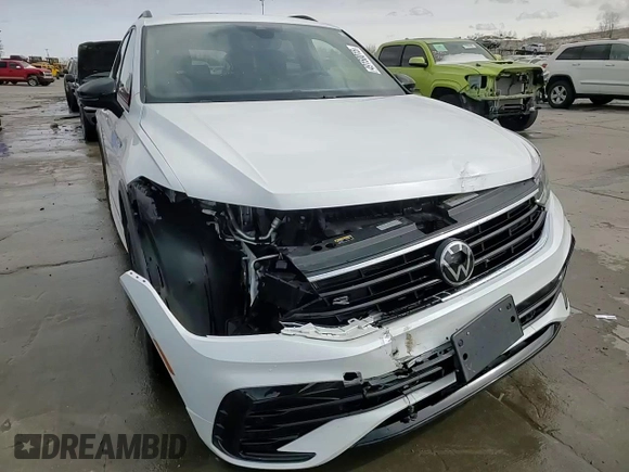 2023 Volkswagen Tiguan SE R-Line Black z VIN 3VV8B7AX8PM091870, wystawiony jako Copart lot #49150015 z przebiegiem 21 440 mil mil oraz Szkoda całkowita • Salvage title. Historia ofert i sprzedaży dostępna na DreamBid. Obrazek 14.