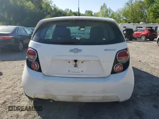 2012 Chevrolet Sonic LS z VIN 1G1JA6SH5C4208565, wystawiony jako Copart lot #56193405 z przebiegiem 53 236 mil mil oraz Szkoda całkowita • Salvage title. Historia ofert i sprzedaży dostępna na DreamBid. Obrazek 6.