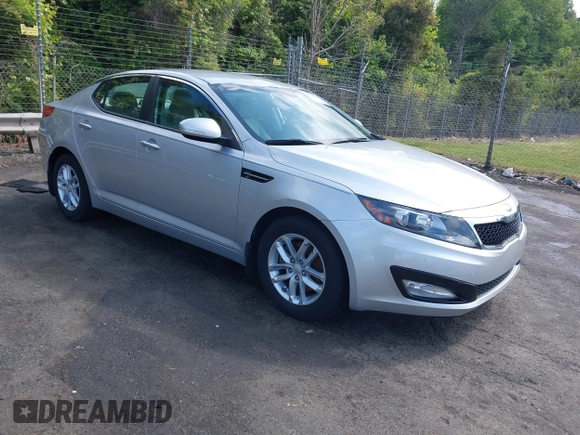 2013 Kia Optima LX z VIN 5XXGM4A72DG177062, wystawiony jako IAAI lot #42129883 z przebiegiem 144 097 mil mil oraz . Historia ofert i sprzedaży dostępna na DreamBid. Obrazek 1.