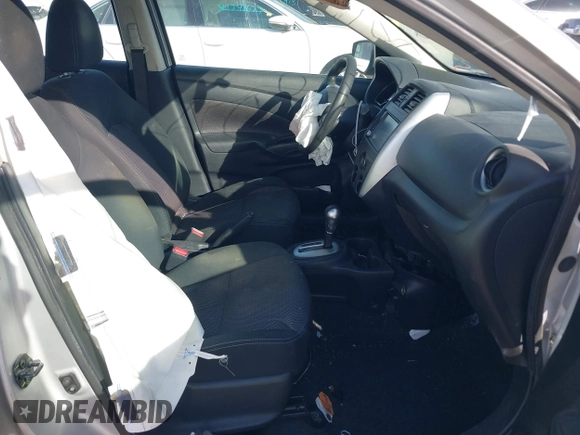 2019 Nissan Versa SV z VIN 3N1CN7AP4KL863069, wystawiony jako IAAI lot #41694007 z przebiegiem 131 141 mil mil oraz . Historia ofert i sprzedaży dostępna na DreamBid. Obrazek 5.
