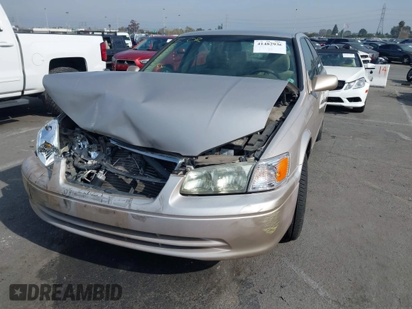 2001 Toyota Camry CE z VIN 4T1BG22K51U083381, wystawiony jako IAAI lot #41482936 z przebiegiem 84 219 mil mil oraz . Historia ofert i sprzedaży dostępna na DreamBid. Obrazek 2.