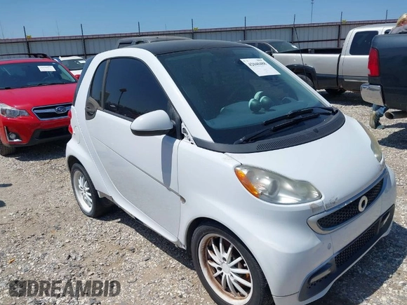 2013 Smart fortwo Pure z VIN WMEEJ3BA1DK649652, wystawiony jako IAAI lot #42040488 z przebiegiem 102 625 mil mil oraz . Historia ofert i sprzedaży dostępna na DreamBid. Obrazek 1.