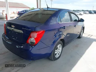 2014 Chevrolet Sonic LT z VIN 1G1JC5SH5E4158757, wystawiony jako IAAI lot #42365251 z przebiegiem 151 346 mil mil oraz . Historia ofert i sprzedaży dostępna na DreamBid. Obrazek 4.