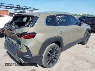 2024 Mazda CX-50 Premium z VIN 7MMVABDYXRN229669, wystawiony jako IAAI lot #41999385 z przebiegiem 10 882 mil mil oraz . Historia ofert i sprzedaży dostępna na DreamBid. Obrazek 4.