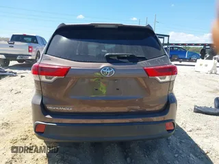 2018 Toyota Highlander LE z VIN 5TDZARFH0JS041636, wystawiony jako IAAI lot #41834037 z przebiegiem 73 004 mil mil oraz . Historia ofert i sprzedaży dostępna na DreamBid. Obrazek 17.