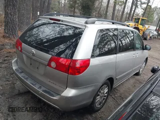 2008 Toyota Sienna XLE with VIN 5TDZK22C28S220219, listed as a IAAI auction lot 41879397 with 210,453 mi miles. Bid and sale history available at carsss.com. Image 4.