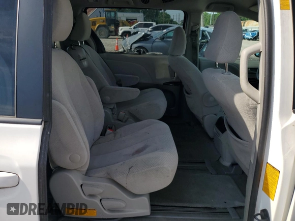 2013 Toyota Sienna LE AAS z VIN 5TDKK3DC8DS367482, wystawiony jako Copart lot #61925235 z przebiegiem 85 285 mil mil oraz Szkoda całkowita • Salvage title. Historia ofert i sprzedaży dostępna na DreamBid. Obrazek 11.