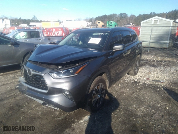 2021 Toyota Highlander XLE with VIN 5TDGZRAH4MS063067, listed as a IAAI auction lot 41740221 with 68,376 mi miles. Bid and sale history available at carsss.com. Image 2.