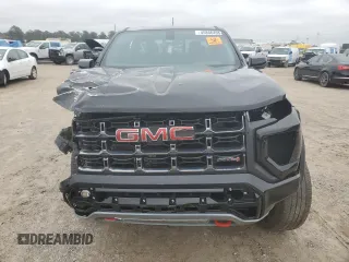 2024 GMC Canyon 4WD AT4 z VIN 1GTP6DEK1R1185858, wystawiony jako Copart lot #45866495 z przebiegiem 2069 mil mil oraz Szkody całkowita. Historia ofert i sprzedaży dostępna na DreamBid. Obrazek 5.