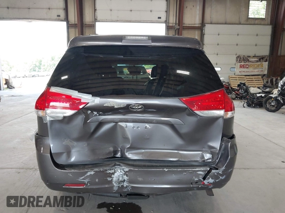 2011 Toyota Sienna XLE AAS z VIN 5TDYK3DC9BS086170, wystawiony jako IAAI lot #42596944 z przebiegiem 156 813 mil mil oraz . Historia ofert i sprzedaży dostępna na DreamBid. Obrazek 6.