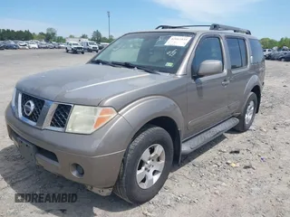 2006 Nissan Pathfinder SE z VIN 5N1AR18W56C642984, wystawiony jako IAAI lot #42063835 z przebiegiem 158 685 mil mil oraz . Historia ofert i sprzedaży dostępna na DreamBid. Obrazek 2.