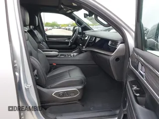 2022 Jeep Wagoneer Series III z VIN 1C4SJVDT7NS123927, wystawiony jako IAAI lot #42086651 z przebiegiem 34 761 mil mil oraz . Historia ofert i sprzedaży dostępna na DreamBid. Obrazek 5.