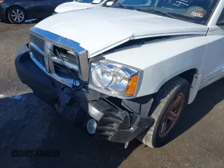 2007 Dodge Dakota SLT z VIN 1D7HW48JX7S166780, wystawiony jako IAAI lot #41375942 z przebiegiem 148 778 mil mil oraz . Historia ofert i sprzedaży dostępna na DreamBid. Obrazek 6.