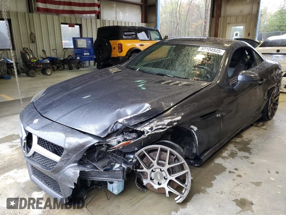 2015 Mercedes-Benz SLK 250 z VIN WDDPK4HA9FF104558, wystawiony jako Copart lot #52104545 z przebiegiem 77 054 mil mil oraz Szkoda całkowita • Salvage title. Historia ofert i sprzedaży dostępna na DreamBid. Obrazek 1.