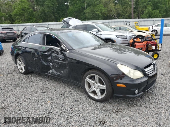 2008 Mercedes-Benz CLS 550 z VIN WDDDJ72X98A131361, wystawiony jako Copart lot #52164835 z przebiegiem 212 709 mil mil oraz Szkoda całkowita • Salvage title. Historia ofert i sprzedaży dostępna na DreamBid. Obrazek 4.