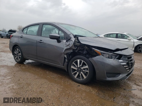 2025 Nissan Versa SV z VIN 3N1CN8EV6SL812476, wystawiony jako Copart lot #54607055 z przebiegiem 183 mil mil oraz Szkoda całkowita • Salvage title. Historia ofert i sprzedaży dostępna na DreamBid. Obrazek 4.