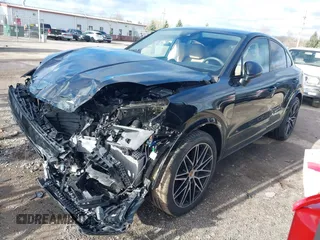 2025 Porsche Cayenne z VIN WP1BA2AY4SDA29016, wystawiony jako IAAI lot #41899275 z przebiegiem 7 099 mil mil oraz . Historia ofert i sprzedaży dostępna na DreamBid. Obrazek 2.