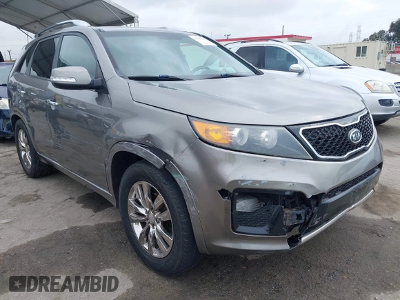 2013 Kia Sorento SX z VIN 5XYKW4A23DG400942, wystawiony jako IAAI lot #42185267 z przebiegiem 162 209 mil mil oraz . Historia ofert i sprzedaży dostępna na DreamBid. Obrazek 1.