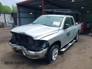 2018 Ram 1500 Big Horn z VIN 1C6RR7GG0JS120371, wystawiony jako IAAI lot #42221095 z przebiegiem 148 403 mil mil oraz . Historia ofert i sprzedaży dostępna na DreamBid. Obrazek 2.