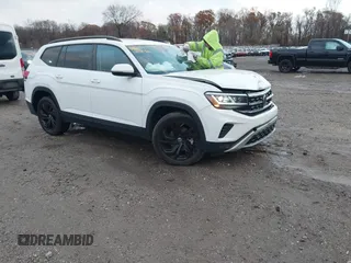2022 Volkswagen Atlas 3.6L V6 SE w/Technology with VIN 1V2KR2CA1NC555087, listed as a IAAI auction lot 40921013 with 62,834 mi miles. Bid and sale history available at carsss.com. Image 1.