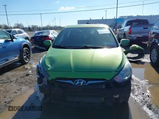 2013 Hyundai Accent GS z VIN KMHCT5AE9DU072191, wystawiony jako IAAI lot #41802024 z przebiegiem 52 491 mil mil oraz . Historia ofert i sprzedaży dostępna na DreamBid. Obrazek 13.