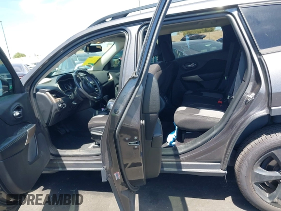 2018 Jeep Cherokee Latitude Tech Connect z VIN 1C4PJLCB8JD568422, wystawiony jako IAAI lot #42076237 z przebiegiem 88 382 mil mil oraz . Historia ofert i sprzedaży dostępna na DreamBid. Obrazek 8.