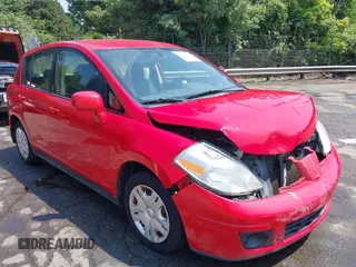 2010 Nissan Versa S z VIN 3N1BC1CP3AL406764, wystawiony jako IAAI lot #42396576 z przebiegiem 162 847 mil mil oraz . Historia ofert i sprzedaży dostępna na DreamBid. Obrazek 1.