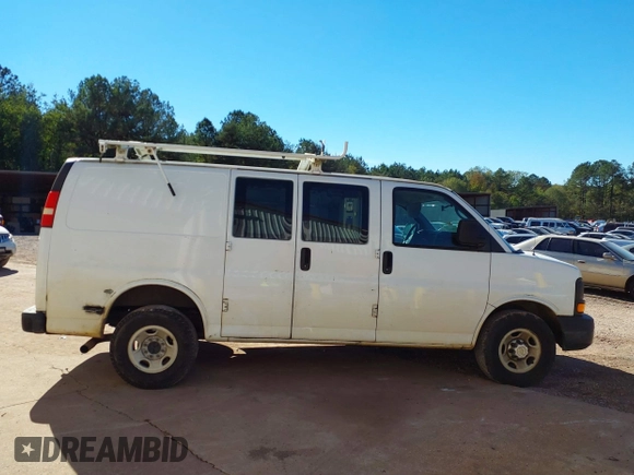 2014 Chevrolet Express Cargo z VIN 1GCWGFCA3E1143040, wystawiony jako IAAI lot #40703687 z przebiegiem 315 472 mil mil oraz . Historia ofert i sprzedaży dostępna na DreamBid. Obrazek 13.