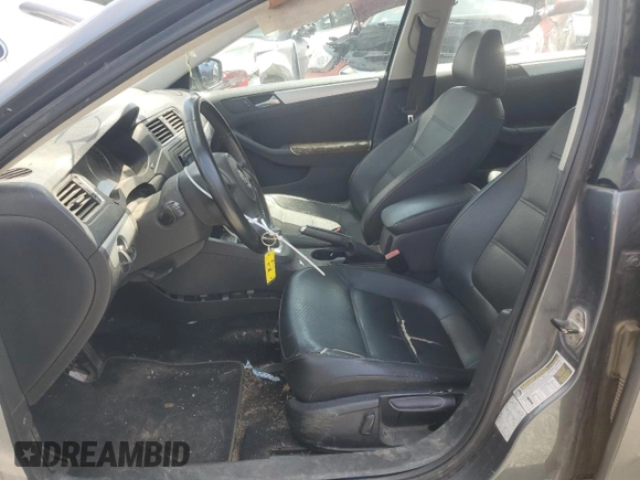 2013 Volkswagen Jetta SE z VIN 3VWDP7AJ8DM377012, wystawiony jako Copart lot #61083685 z przebiegiem 180 787 mil mil oraz Szkoda całkowita • Salvage title. Historia ofert i sprzedaży dostępna na DreamBid. Obrazek 7.