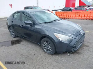 2019 Toyota Yaris L z VIN 3MYDLBYV4KY514254, wystawiony jako IAAI lot #41347544 z przebiegiem 94 667 mil mil oraz . Historia ofert i sprzedaży dostępna na DreamBid. Obrazek 1.