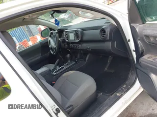 2019 Toyota Tacoma SR z VIN 5TFSX5EN1KX067514, wystawiony jako IAAI lot #42264001 z przebiegiem 179 048 mil mil oraz . Historia ofert i sprzedaży dostępna na DreamBid. Obrazek 5.