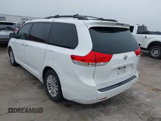 2014 Toyota Sienna XLE z VIN 5TDYK3DC5ES439511, wystawiony jako IAAI lot #41510779 z przebiegiem 218 782 mil mil oraz . Historia ofert i sprzedaży dostępna na DreamBid. Obrazek 3.